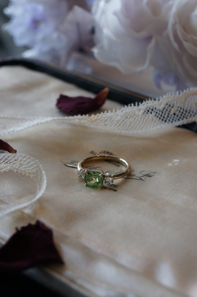 誕生石の婚約指輪（グリーンガーネット）